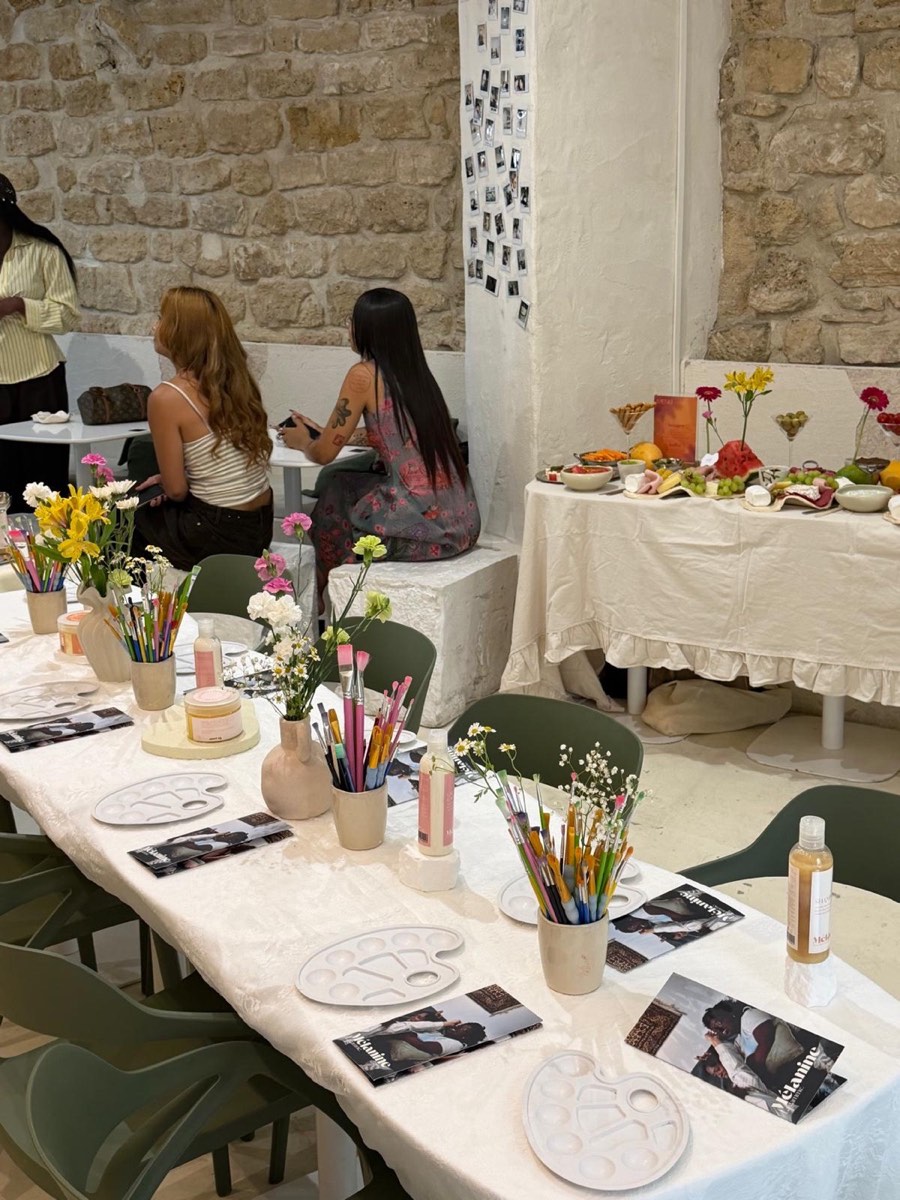 Invitées pendant un atelier au café