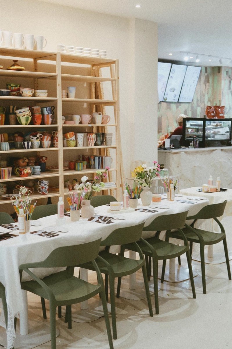 Grande table dressée au café pour un événement de marque