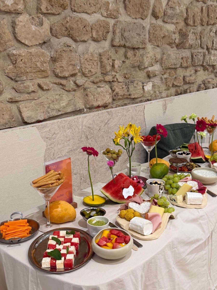 Buffet coloré pour l'événement Mélanine