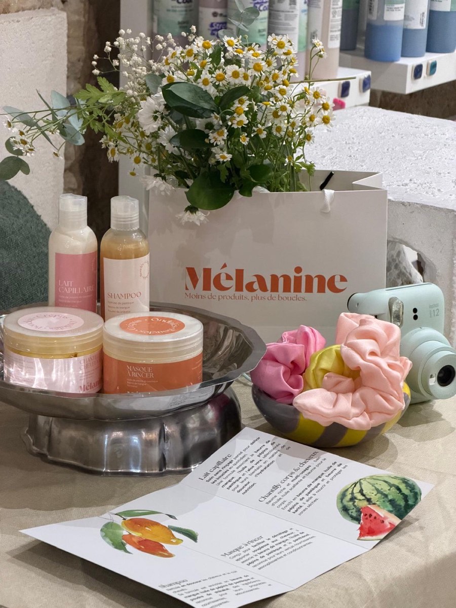 Produits Mélanine mis en scène au café