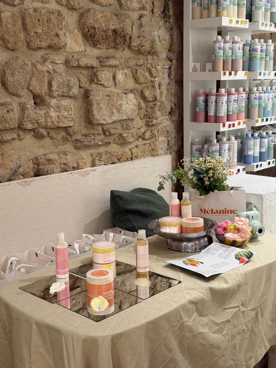 Stand des produits Mélanine au café