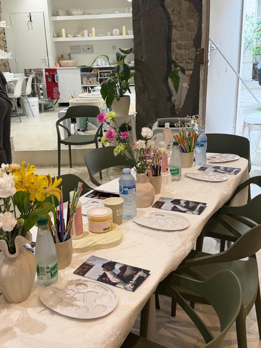 Table dressée avec fleurs et palettes