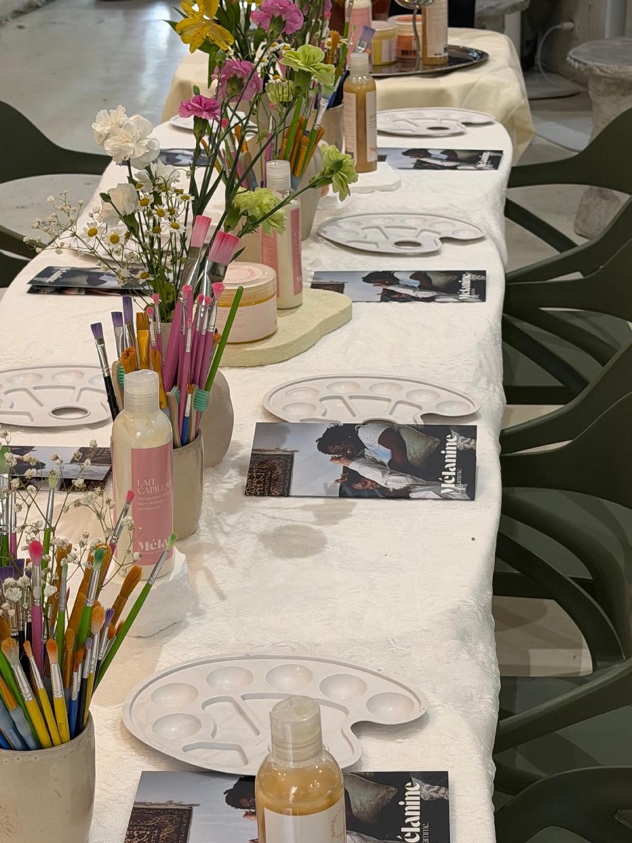 Table préparée pour un atelier peinture sur céramique